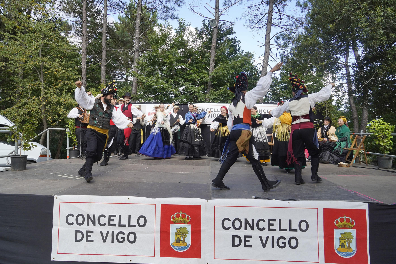 Música y baile en la celebración de la Romaría do Pan de Millo en Cabral.