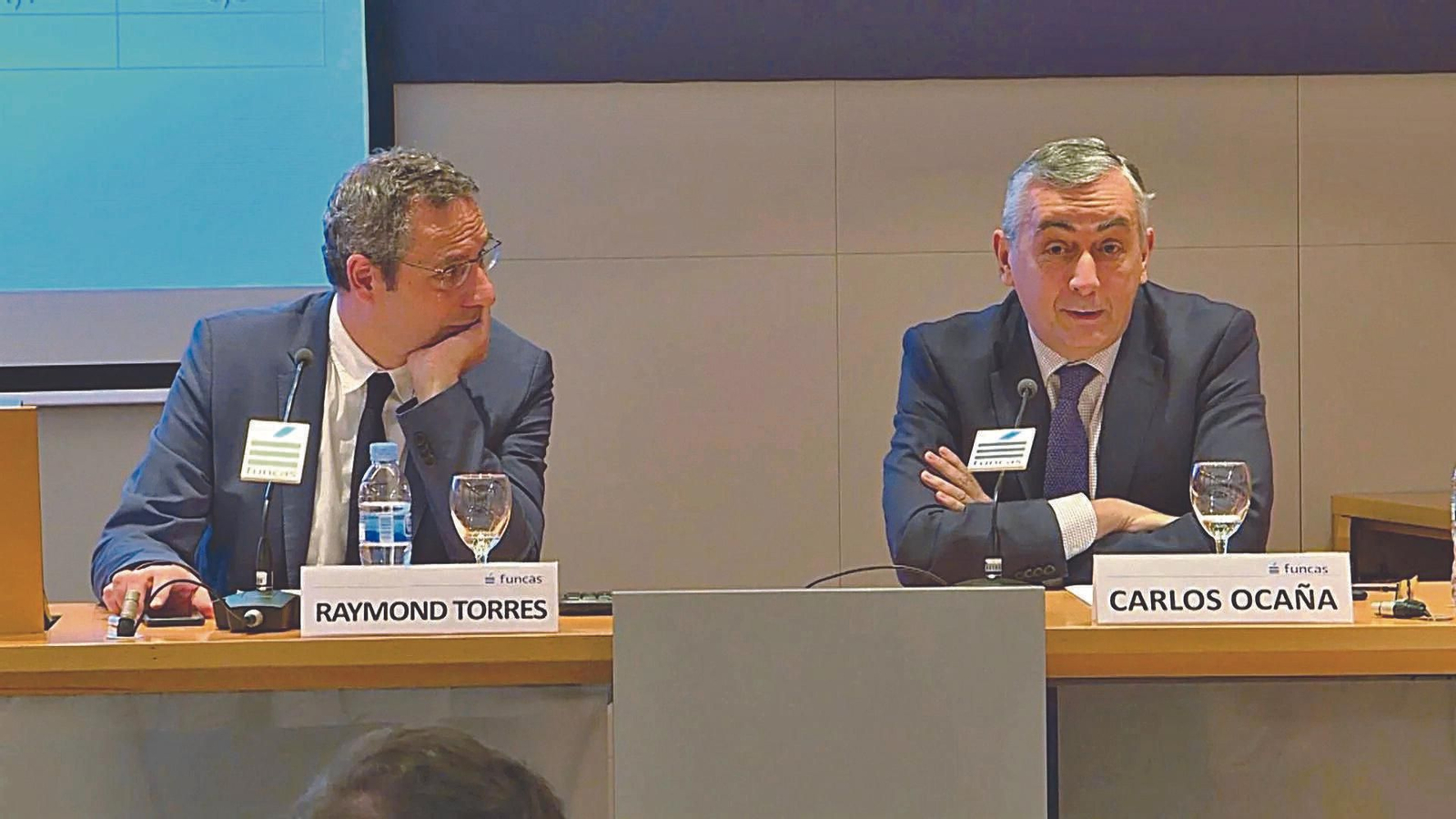 El director de Coyuntura, Raymond Torres, y el director general Carlos Ocaña.