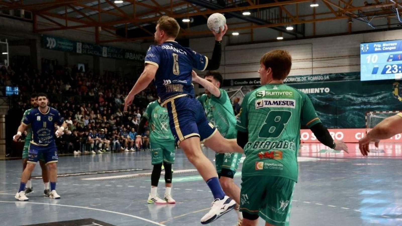 Mads Thymann Hansen lanza a portería durante el partido de ayer en O Gatañal.