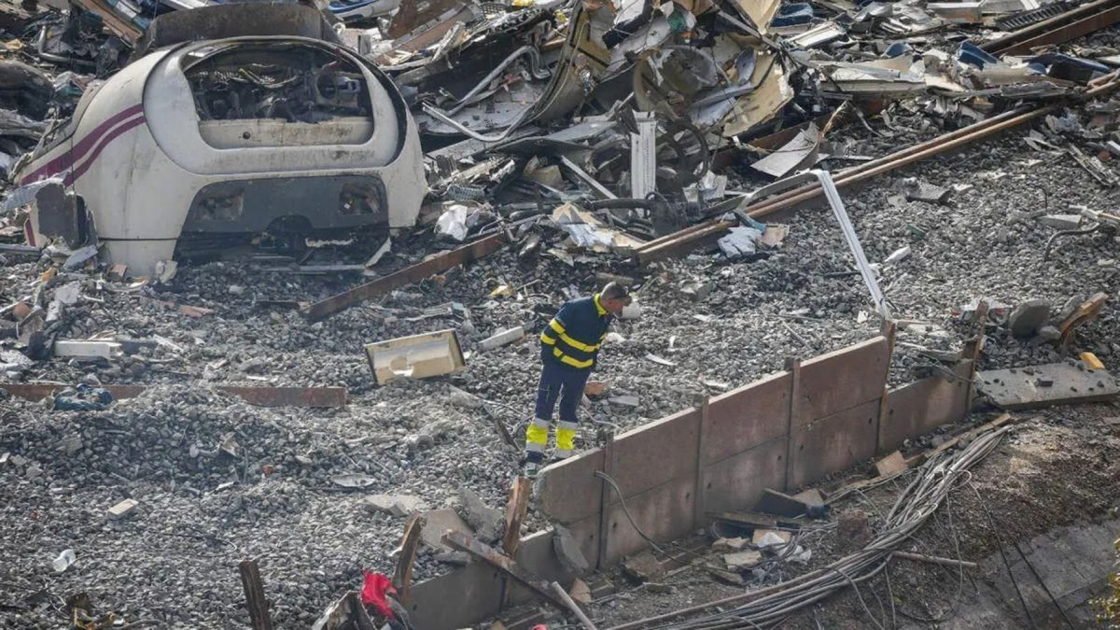 Un técnico observa los restos del Alvia siniestrado.