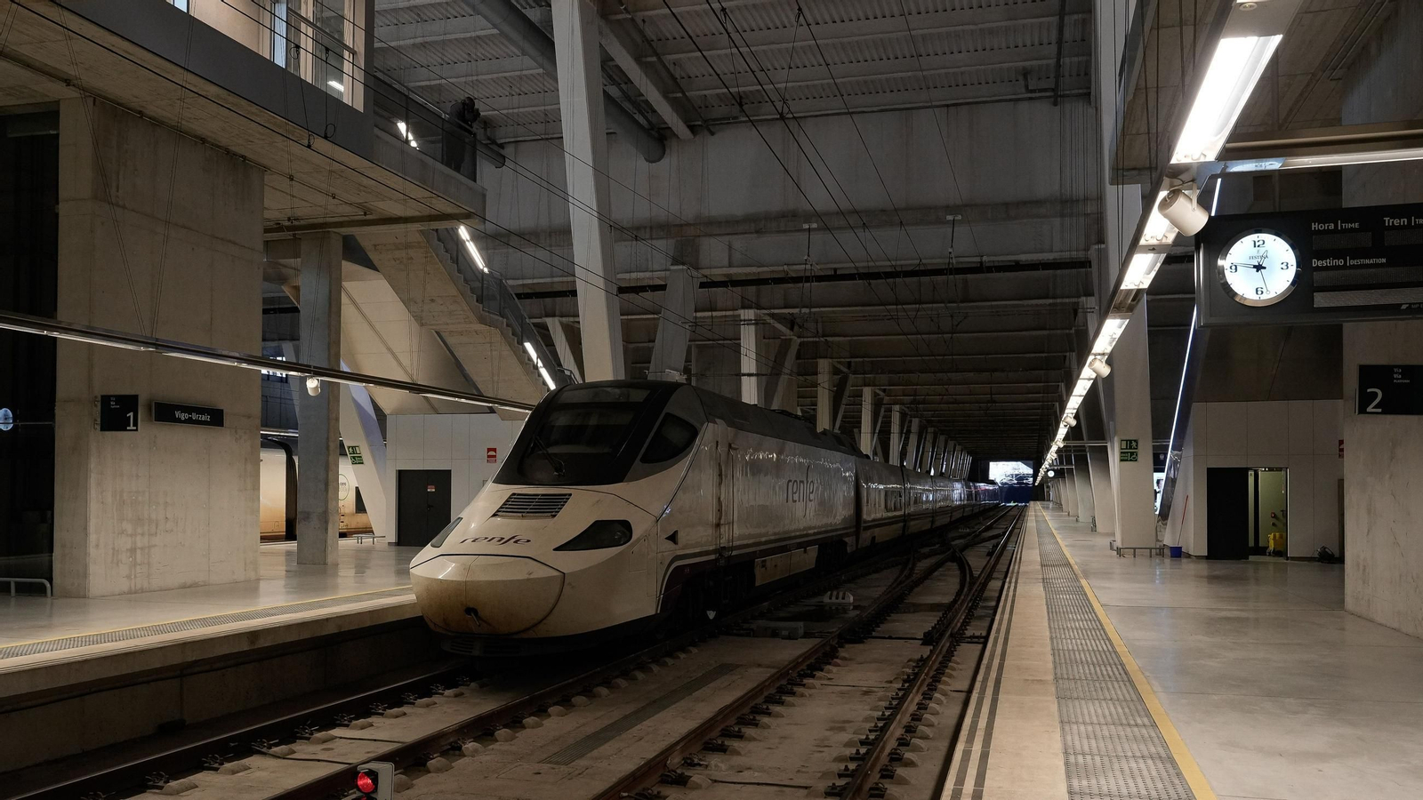 Un tren en la Estación de Tren de Vigo de Vialia.