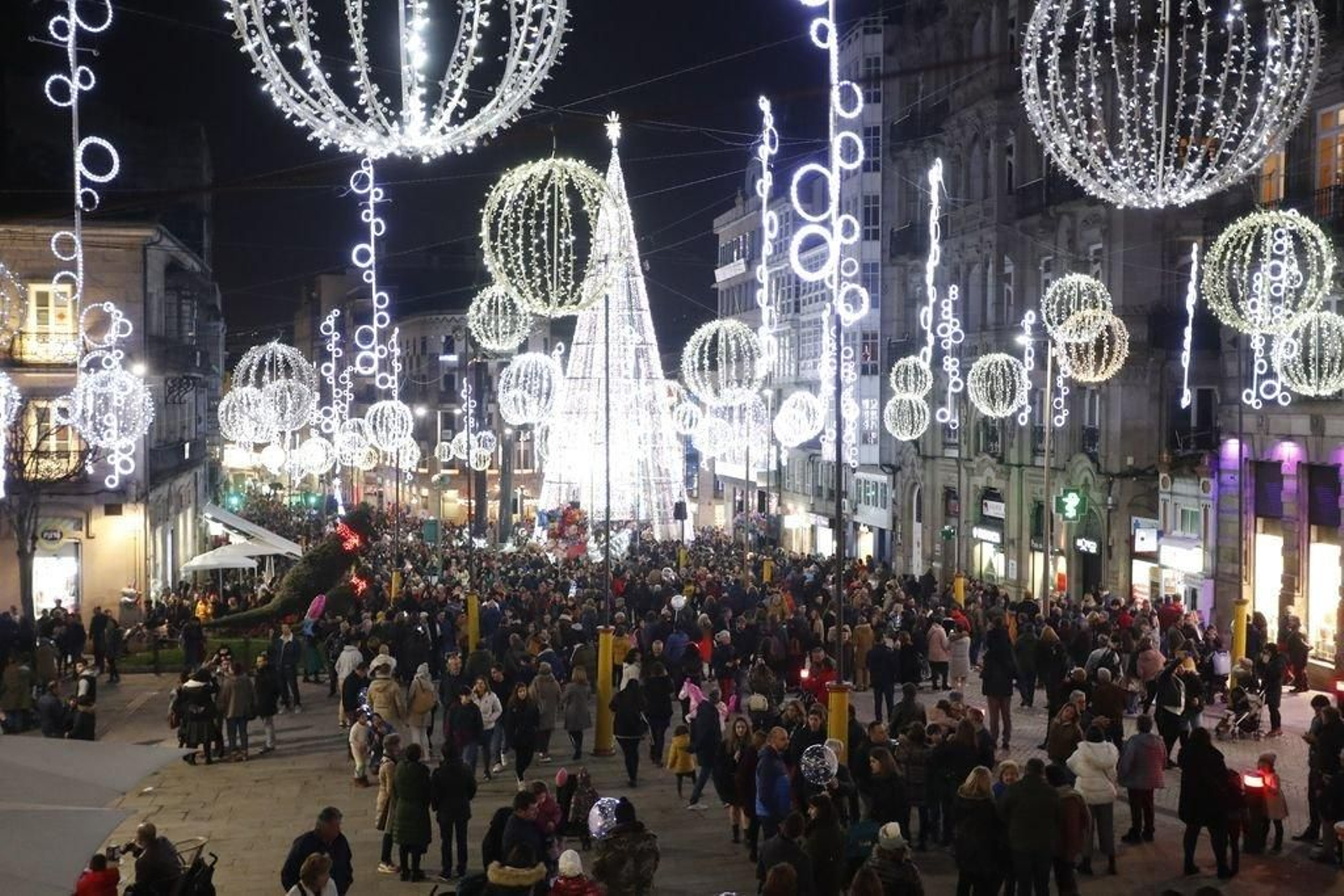 Los turistas invaden Vigo en el Puente306