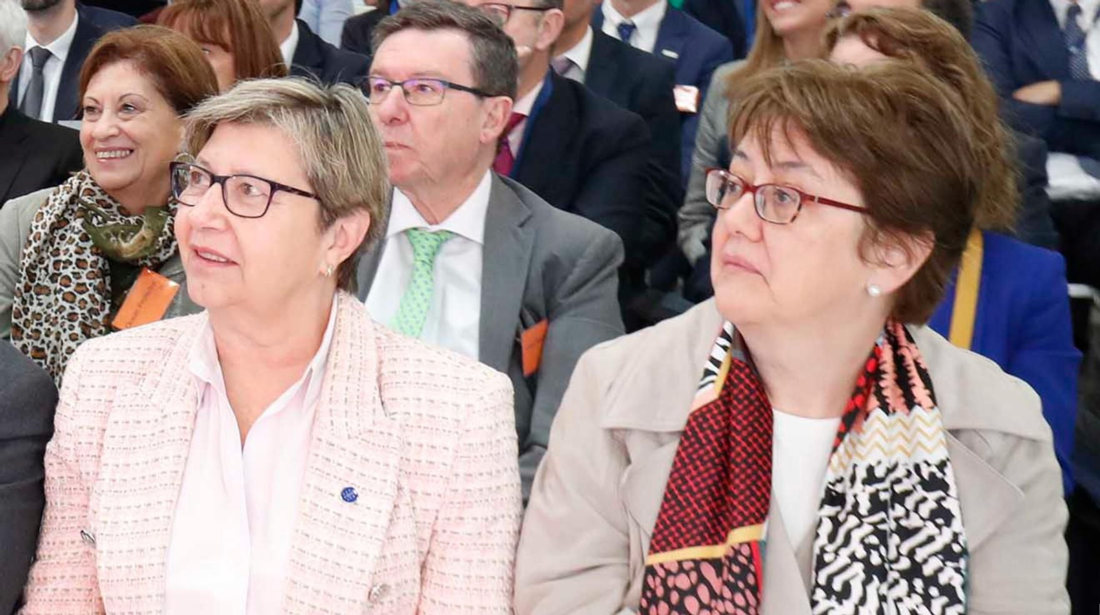 Alicia Villauriz, a la derecha de la conselleira de Mar, Rosa Quintana, en su último acto en Vigo. // J.V. Landín