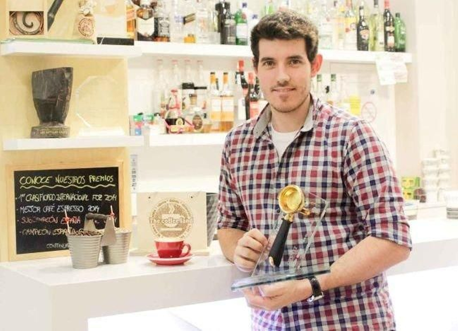 Luis Blanco, con el trofeo ganado este jueves en Foz.