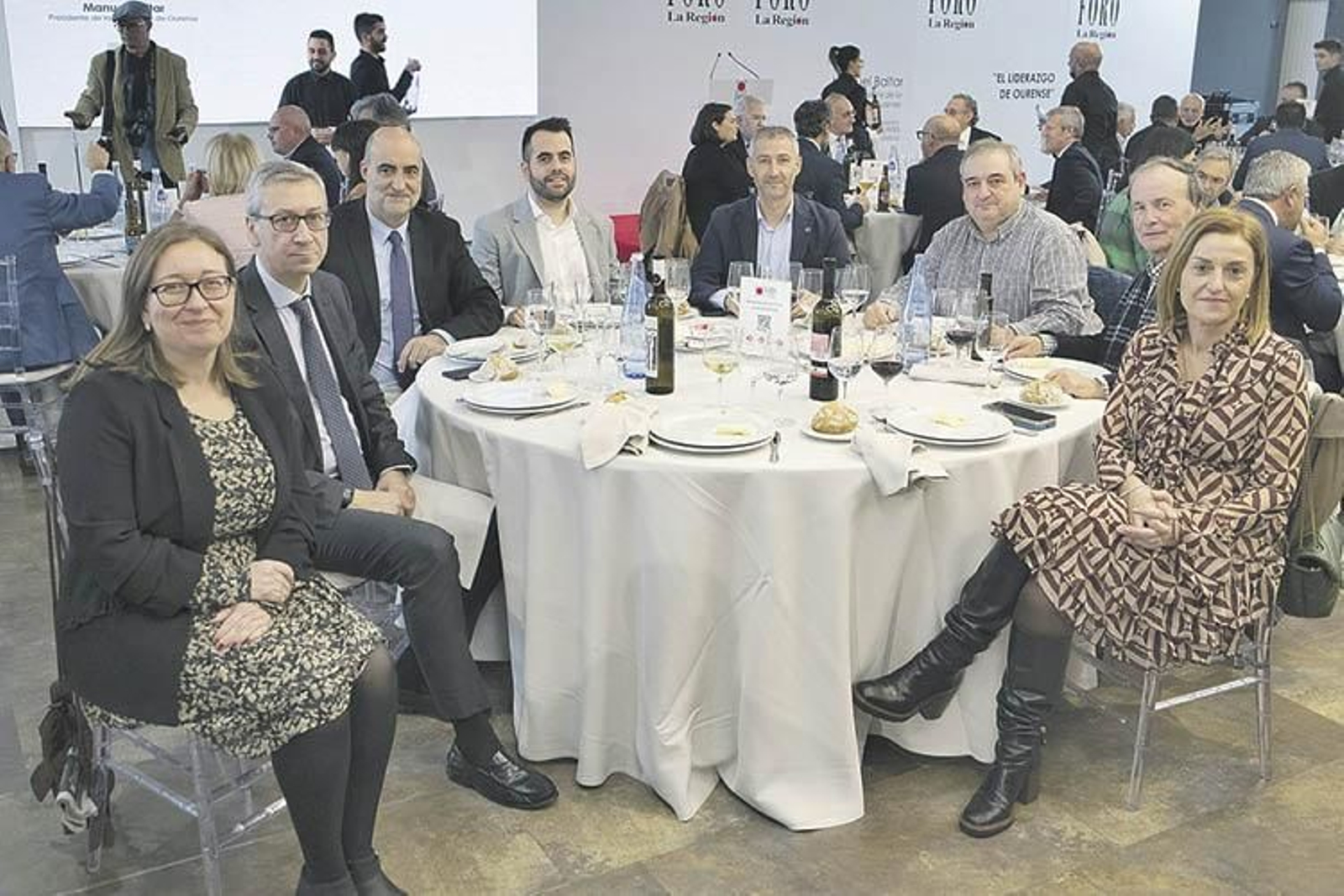 Carmen Sampayo, presidenta del Colexio de Economistas de Ourense; Héctor Díaz, subdirector de La Región; José Luis Ferro, diputado autonómico del PP; Álvaro Alonso, consejo de admón. de la CRTVG; Pablo Pérez, diputado provincial del PP; Julio Temes, alcalde de Nogueira de Ramuín; Eduardo López, pte. de la Fundación Otero Pedrayo, y Elena Rivo, vicerrectora de la UVigo.