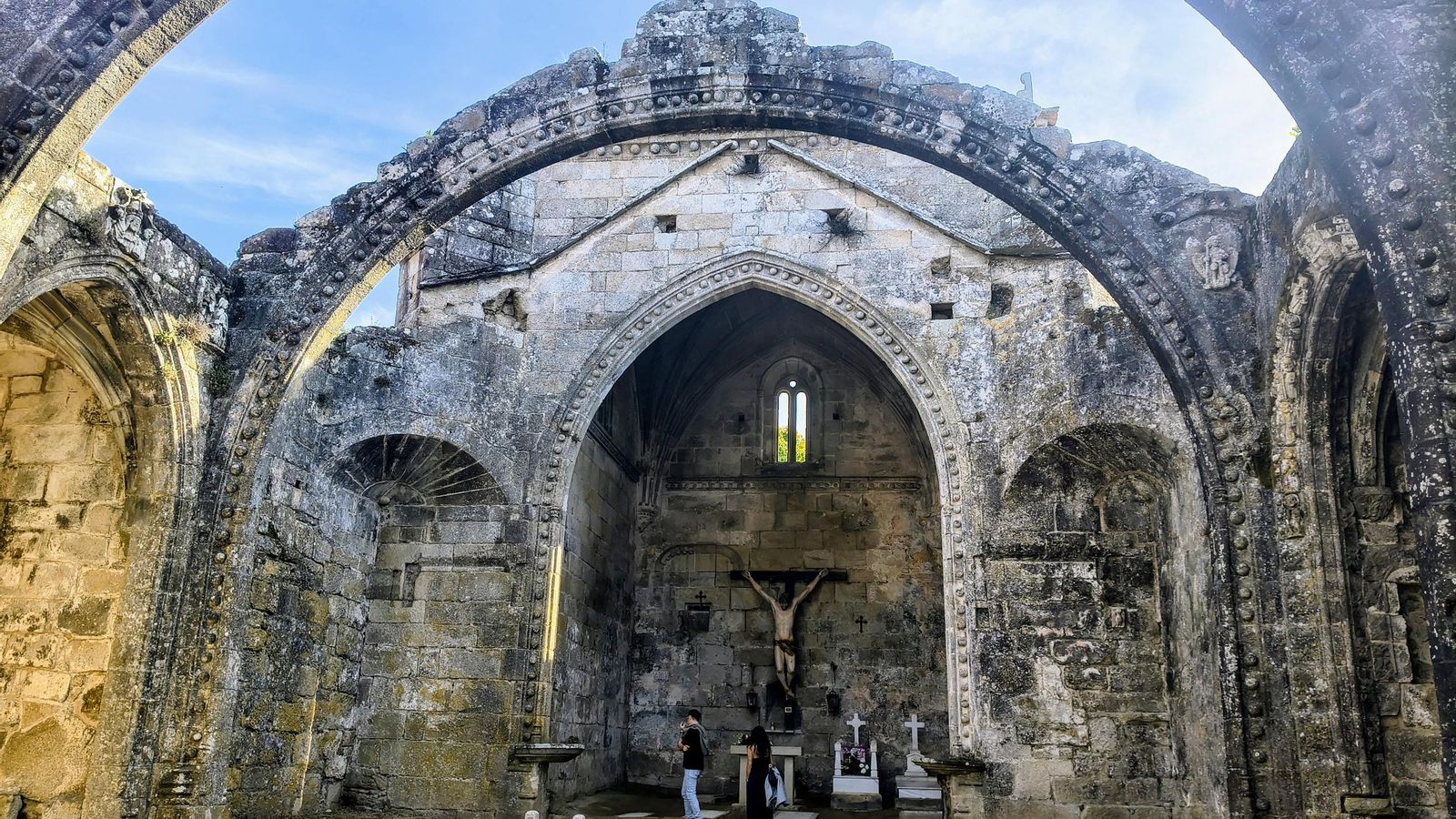 El Cristo de Francisco Leiro presiden el altar de las ruinas de Santa Mariña de Dozo.