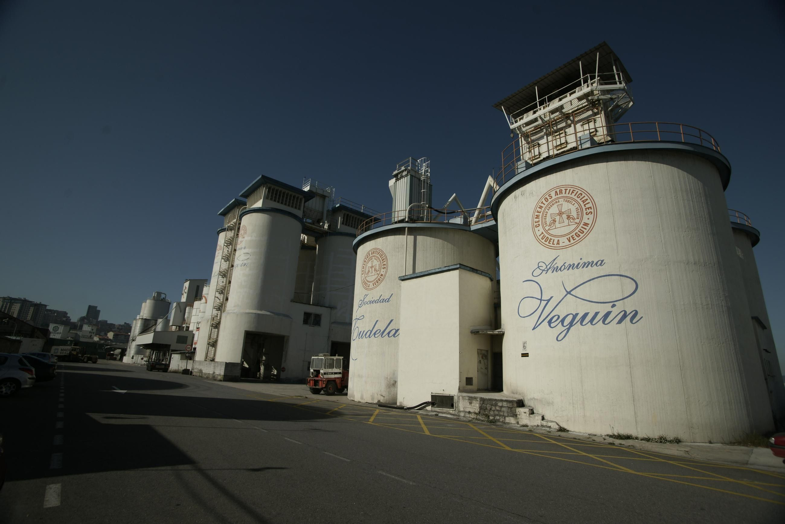 Silos de cemento en el puerto de Vigo.