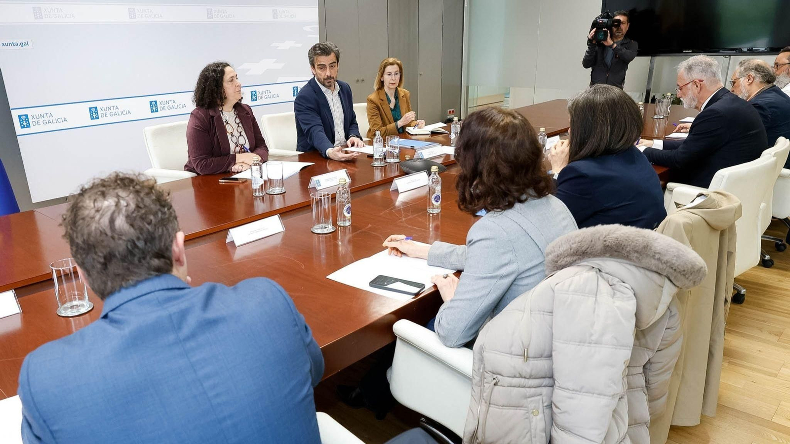 El conselleiro de Presidencia, Xustiza e Deportes, Diego Calvo, reunido con el sector turístico y empresarial de Santiago.