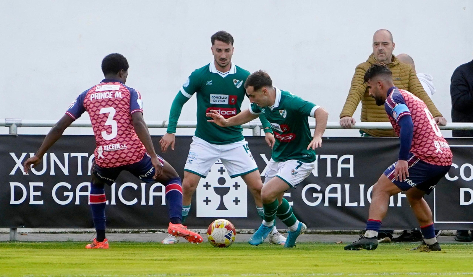 Un lance del partido de este domingo entre Coruxo y Ávila.