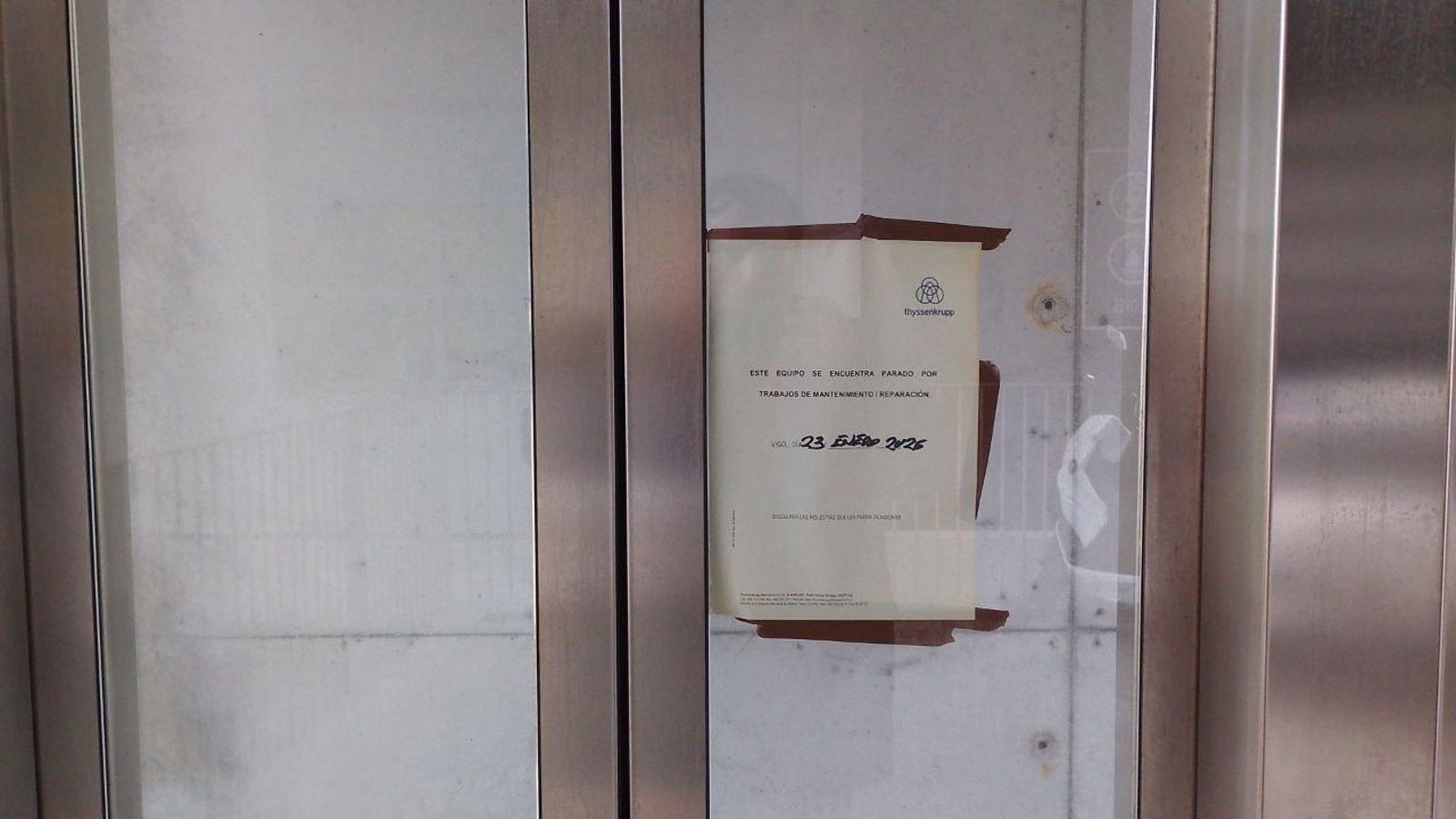 Nota informativa de ascensor parado en Menéndez Pelayo.