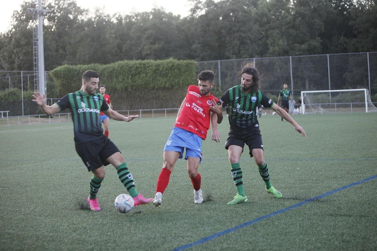 Los alaricanos Javi Pérez y Victor Gallego, ante Luismi.