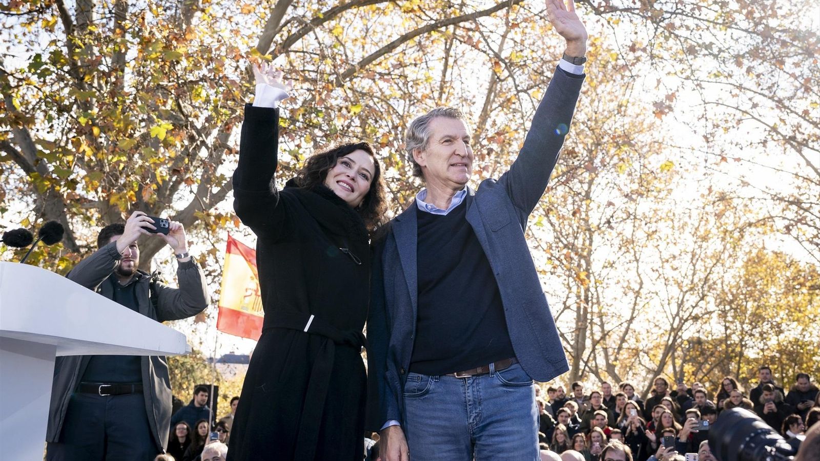 El presidente del Partido Popular, Alberto Núñez Feijóo (d), la presidenta de la Comunidad de Madrid, Isabel Díaz Ayuso (i), durante la concentración contra la corrupción del Gobierno convocada por el PP, en el Templo de Debod,