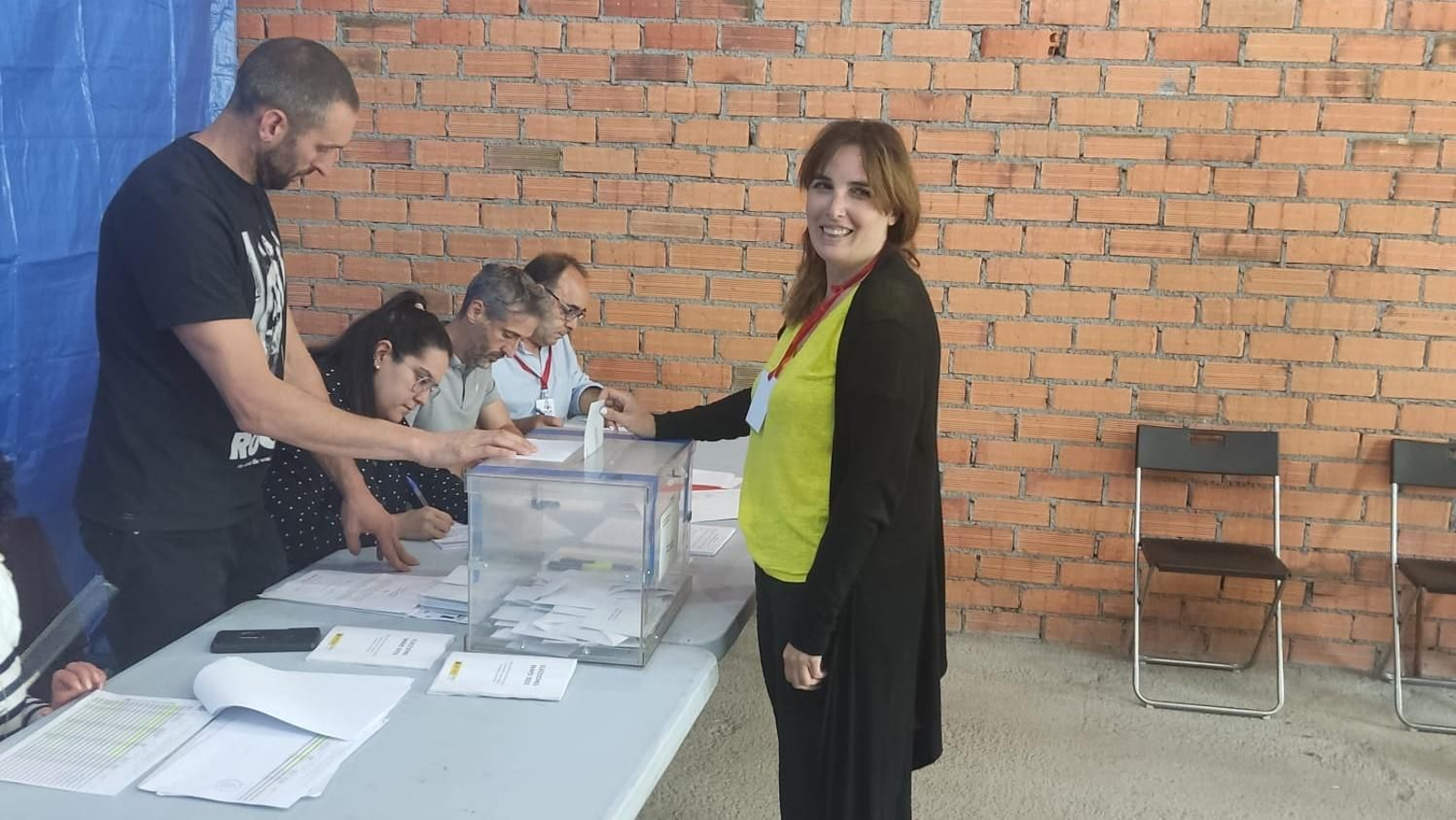 María González Albert, nueva alcaldesa de A Rúa, ejerce su derecho al voto el pasado 28M.