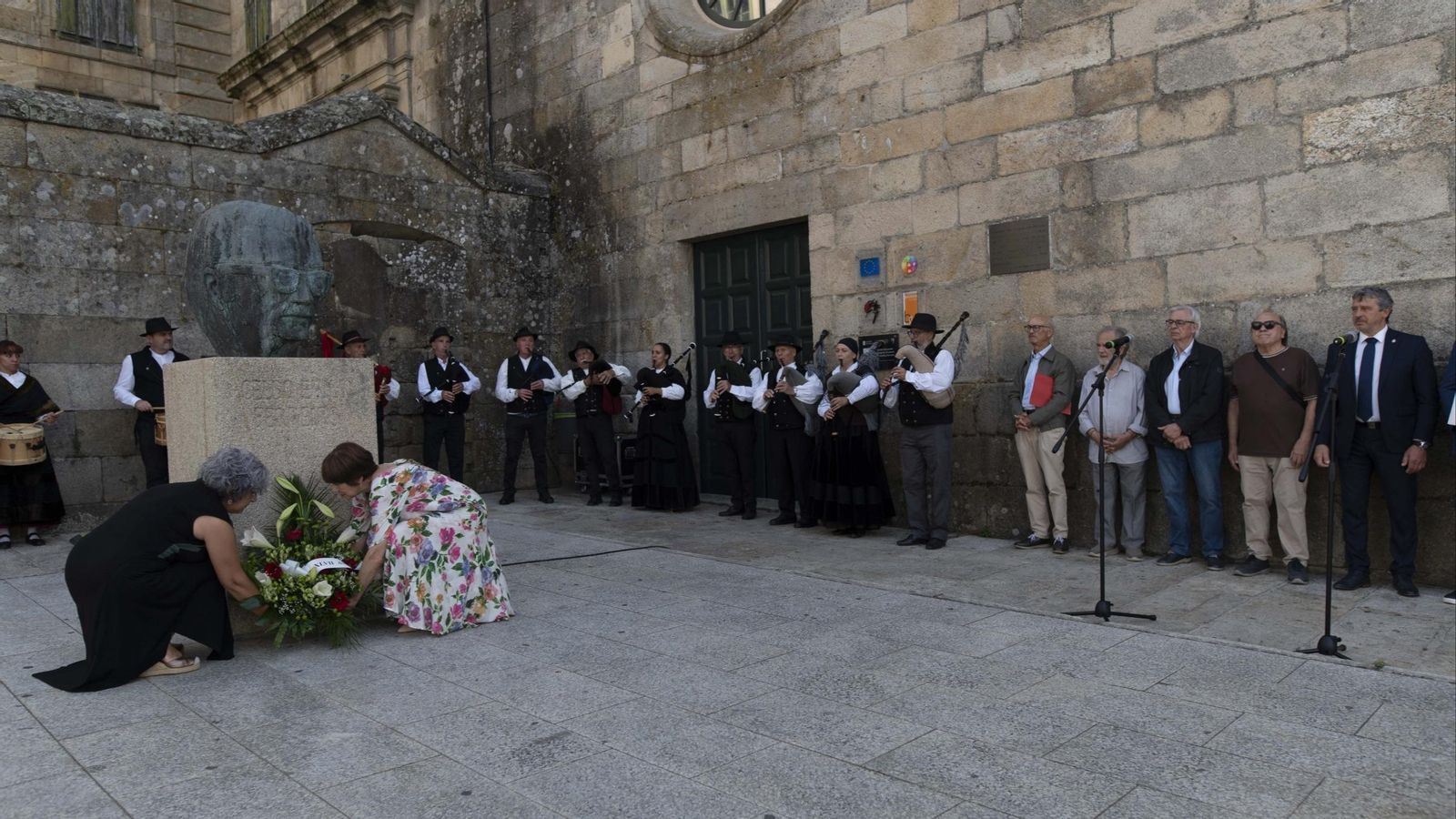 A xornada arrancou coa ofrenda floral ante o monumento dedicado a Celso Emilio Ferreiro.