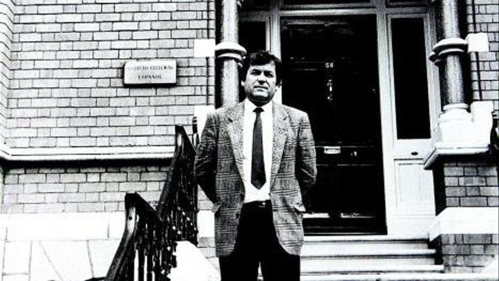 José Antonio Sierra antes las escales del Instituto