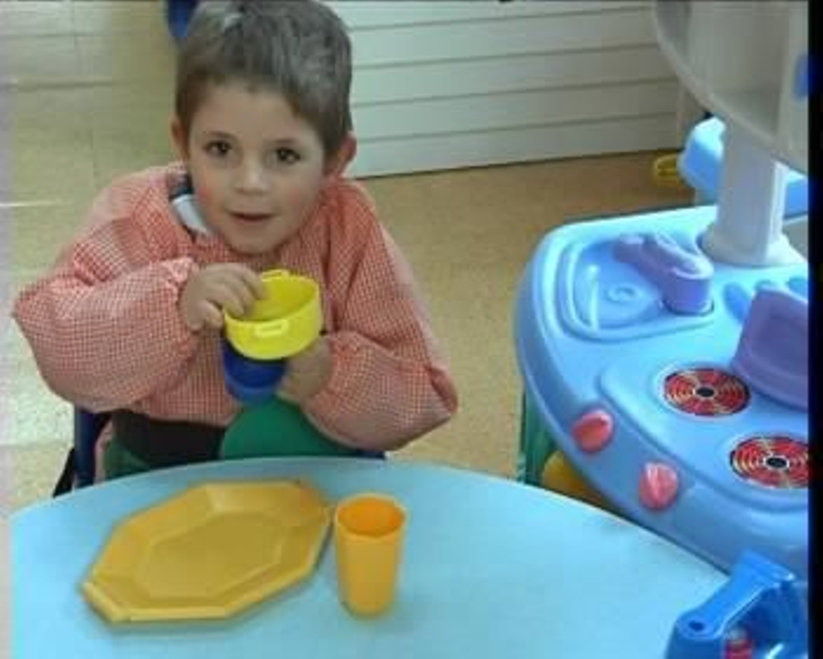 El pequeño Edgar Serodio, jugando en su colegio.