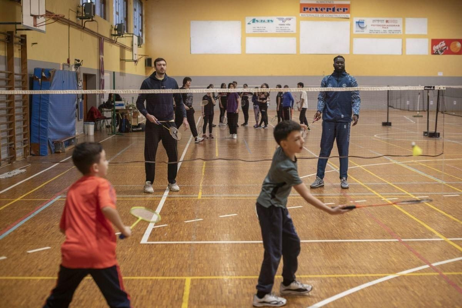 Unai Mendokote y Karamo Jawara , al otro lado de la red, con dos jóvenes promesas del Athlos.
