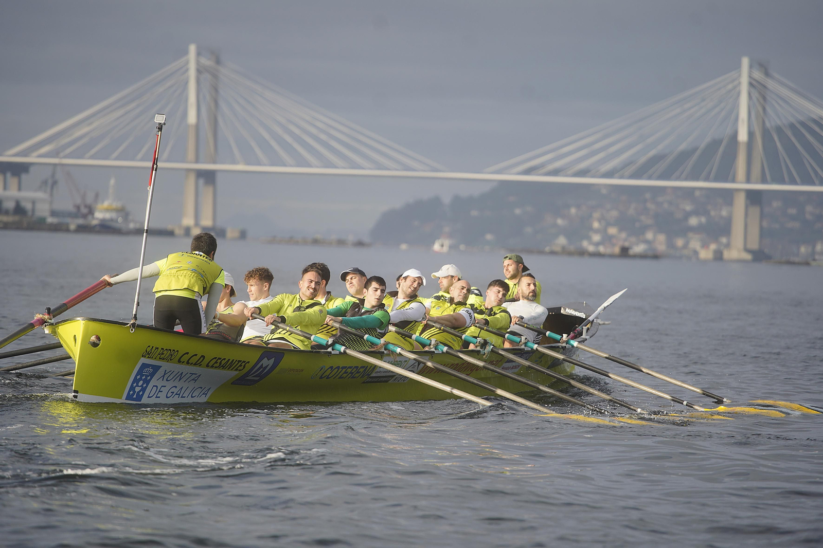 Participantes en la sesión de remo de +Deporte Atlántico en Cesantes.