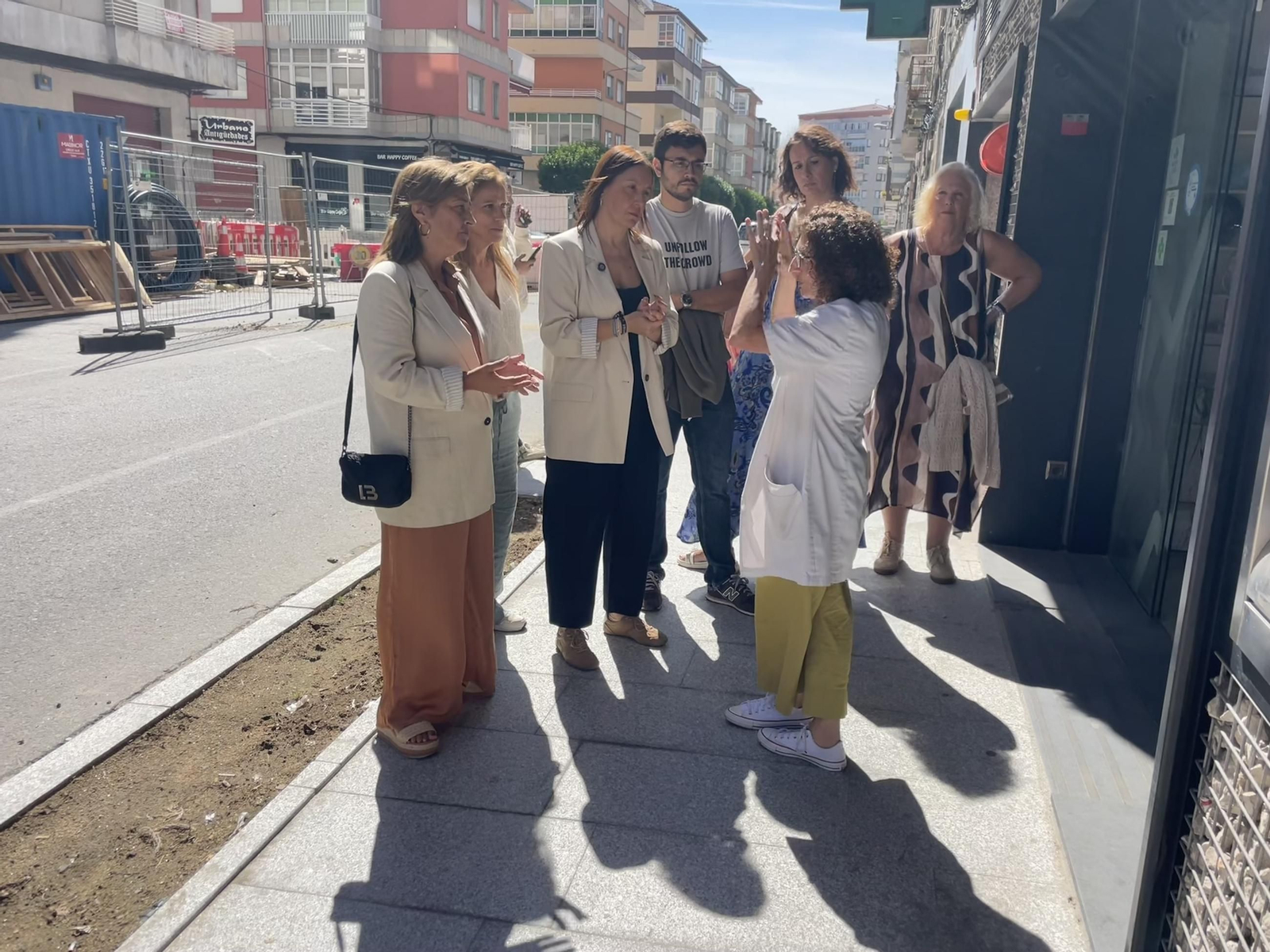 Ana Méndez y representantes del PP dialogan con los comerciantes.