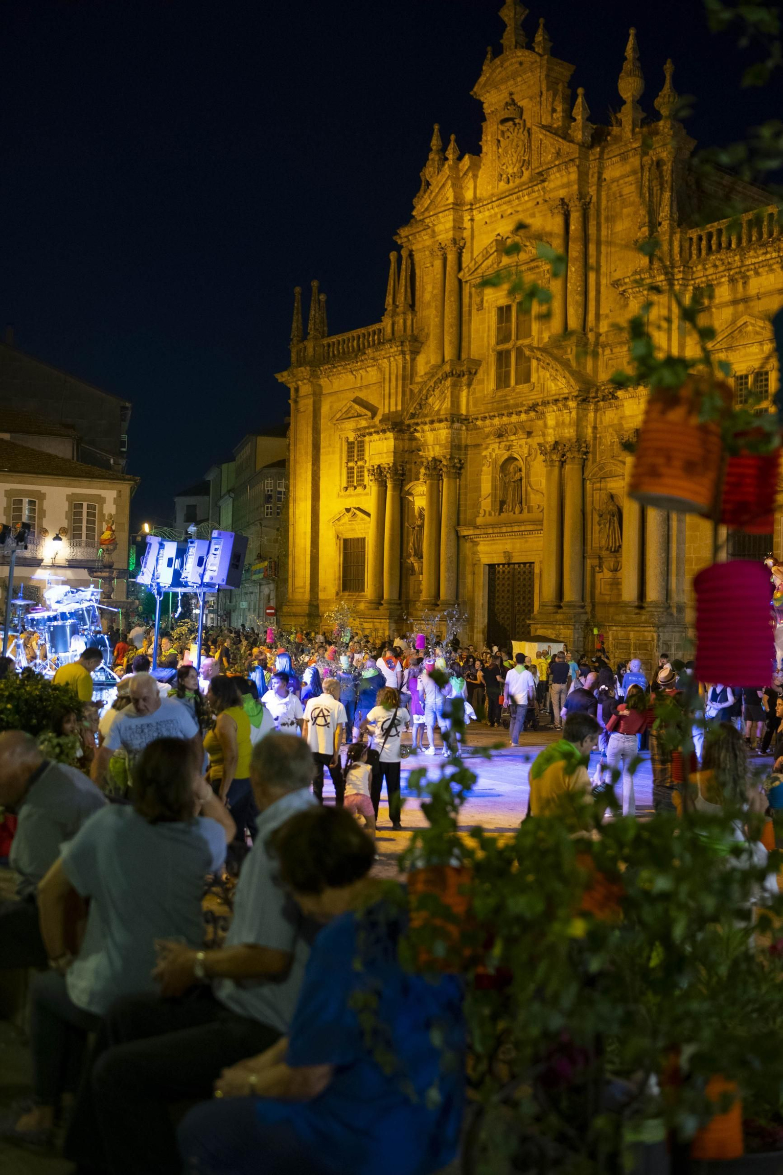 Galería | Celanova vuelve a disfrutar bajo la luz de los faroles durante A Ramallosa