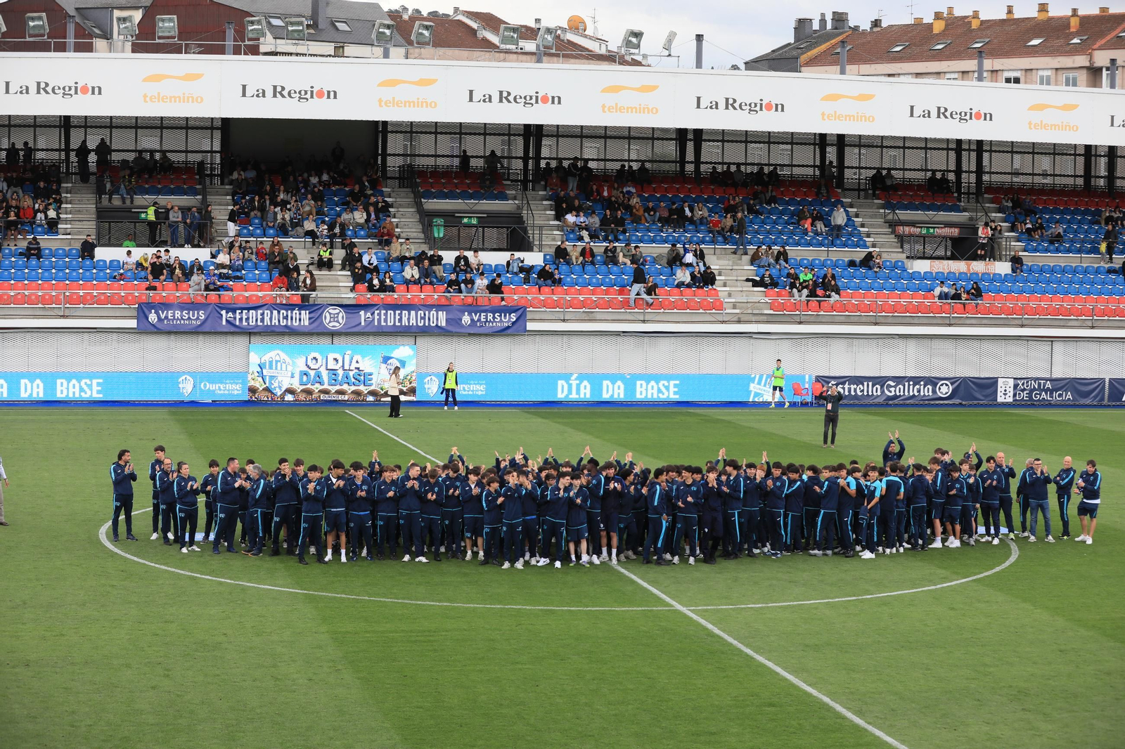 Galería |  Tarde triste en O Couto con el Ourense CF en descenso tras la derrota