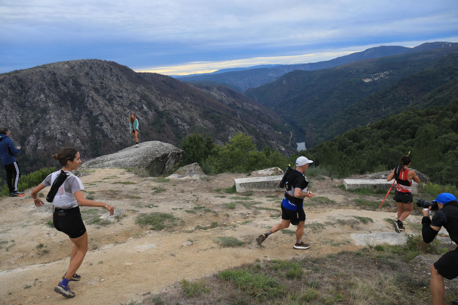 Galería | El Trail Ribeira Sacra cumple diez años y lo celebra entre montes y miradores, en fotos