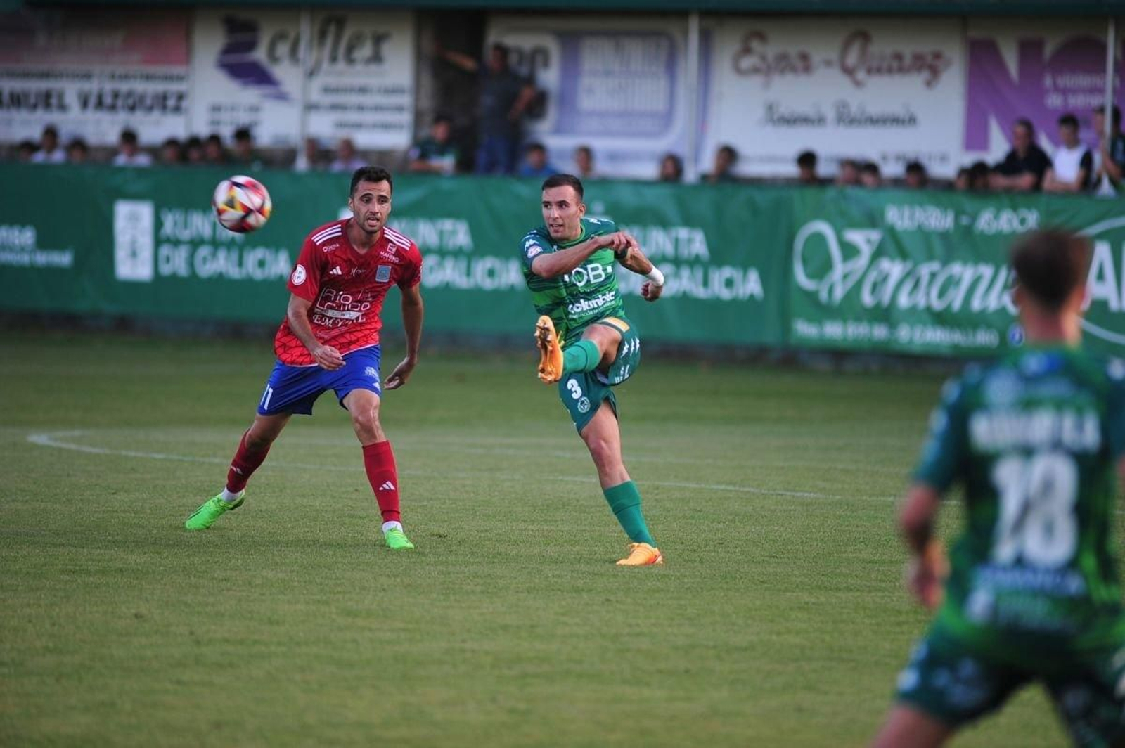 El verde Germán Nóvoa despeja ante David Cubillas, del Tarazona (Foto: José Paz).