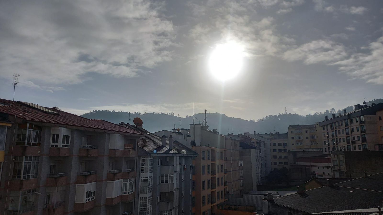 EL sol aparece a media mañana sobre Ourense.