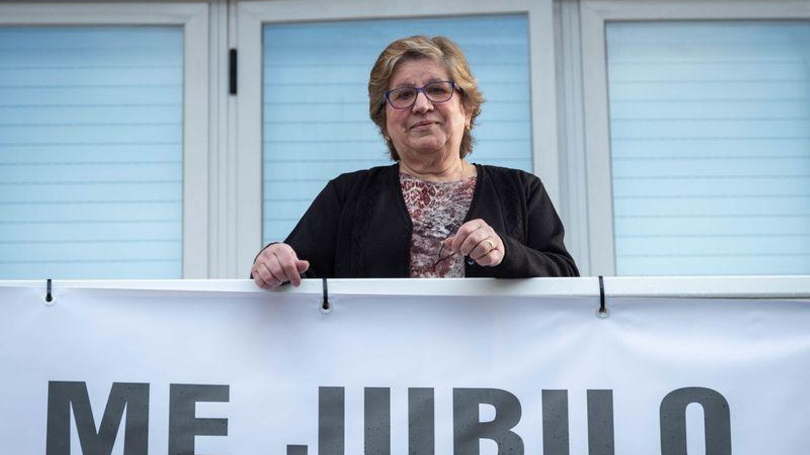 BARBADÁS (CAFÉ BAR LA FAROLA). 21/02/2021. OURENSE. Retrato de María Teresa Rodríguez, gerente del Bar La Farola que tras más de 40 años abierto, cierra sus puertas por jubilación y debido a la complicación de continuar el negocio con las restricciones derivadas de la pandemia de COVID-19. En la terraza de su domicilio, Teresa dedica una pancarta a sus clientes de toda la vida y a los que ya no están entre nosotros. FOTO: ÓSCAR PINAL 