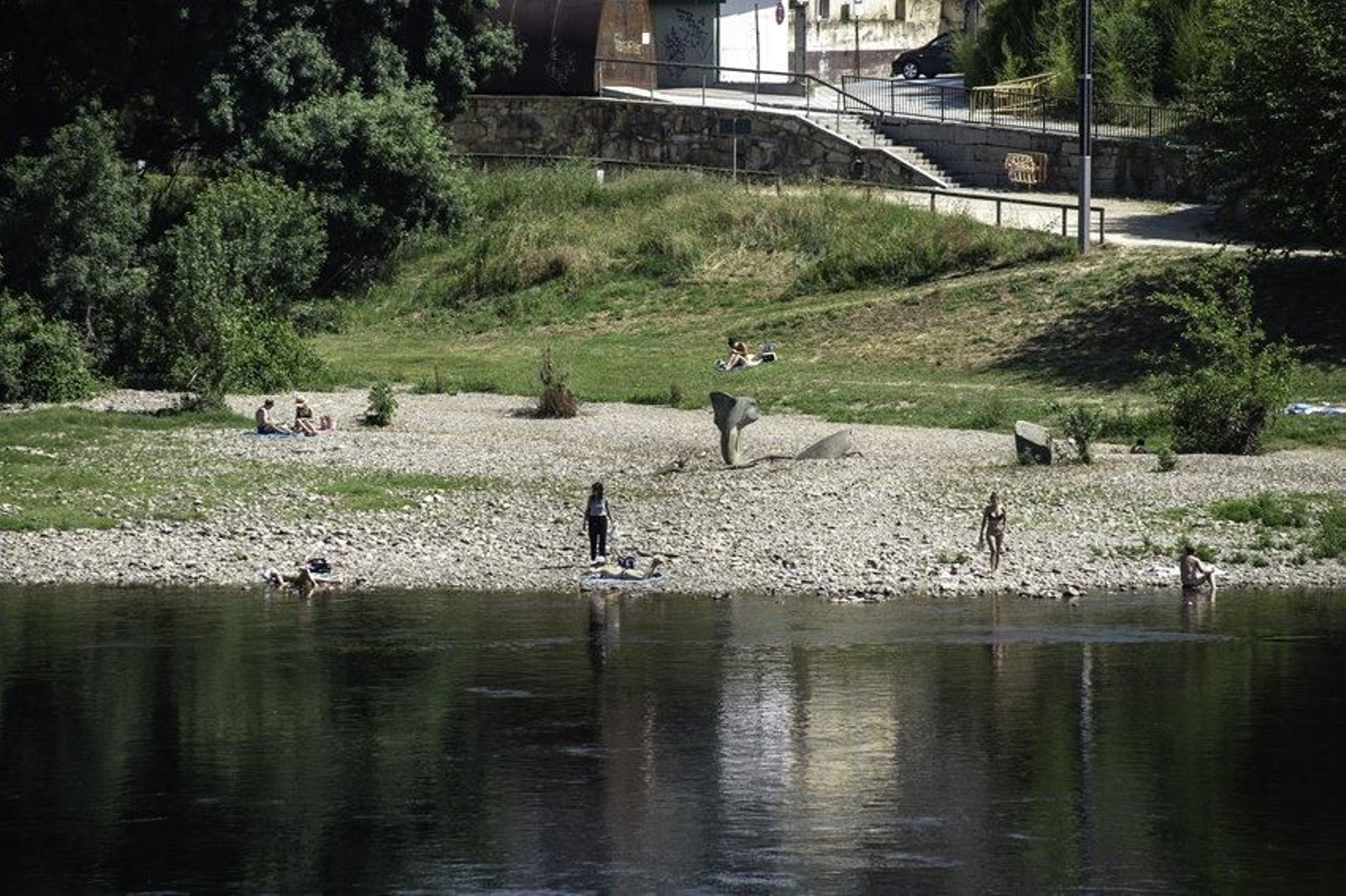 Ourense 29/5/20- Gente tomando el sol y gente haciendo deporte aprovechando las altas temperaturas- Fotos Martiño Pinal