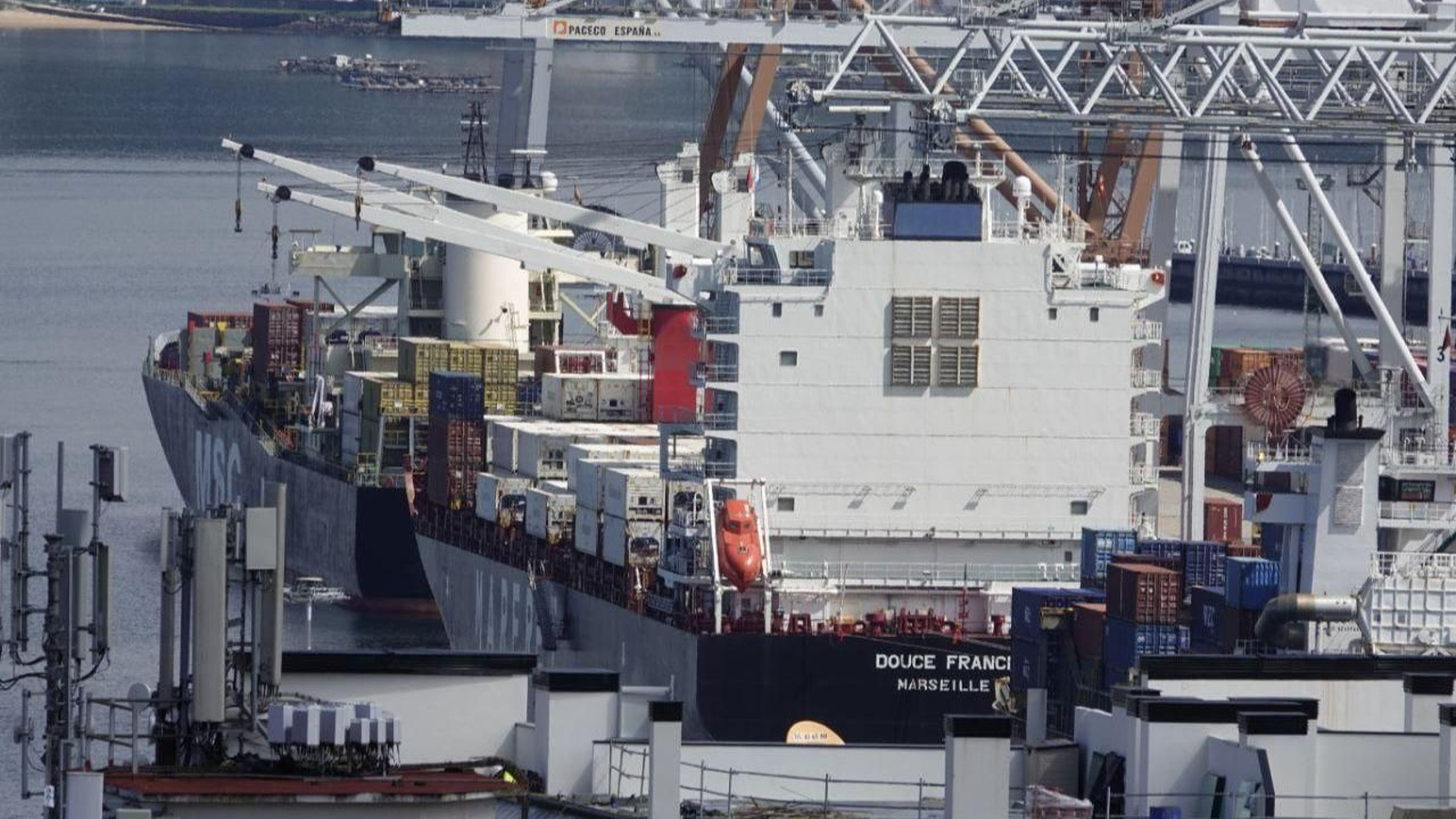El portacontenedores 'Douce France', que está siendo registrando en Vigo.