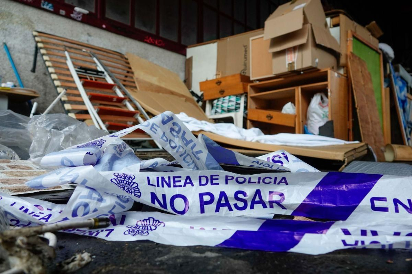 El exterior de la chabola levantada en la vieja estación de autobuses donde tuvieron lugar los hechos.