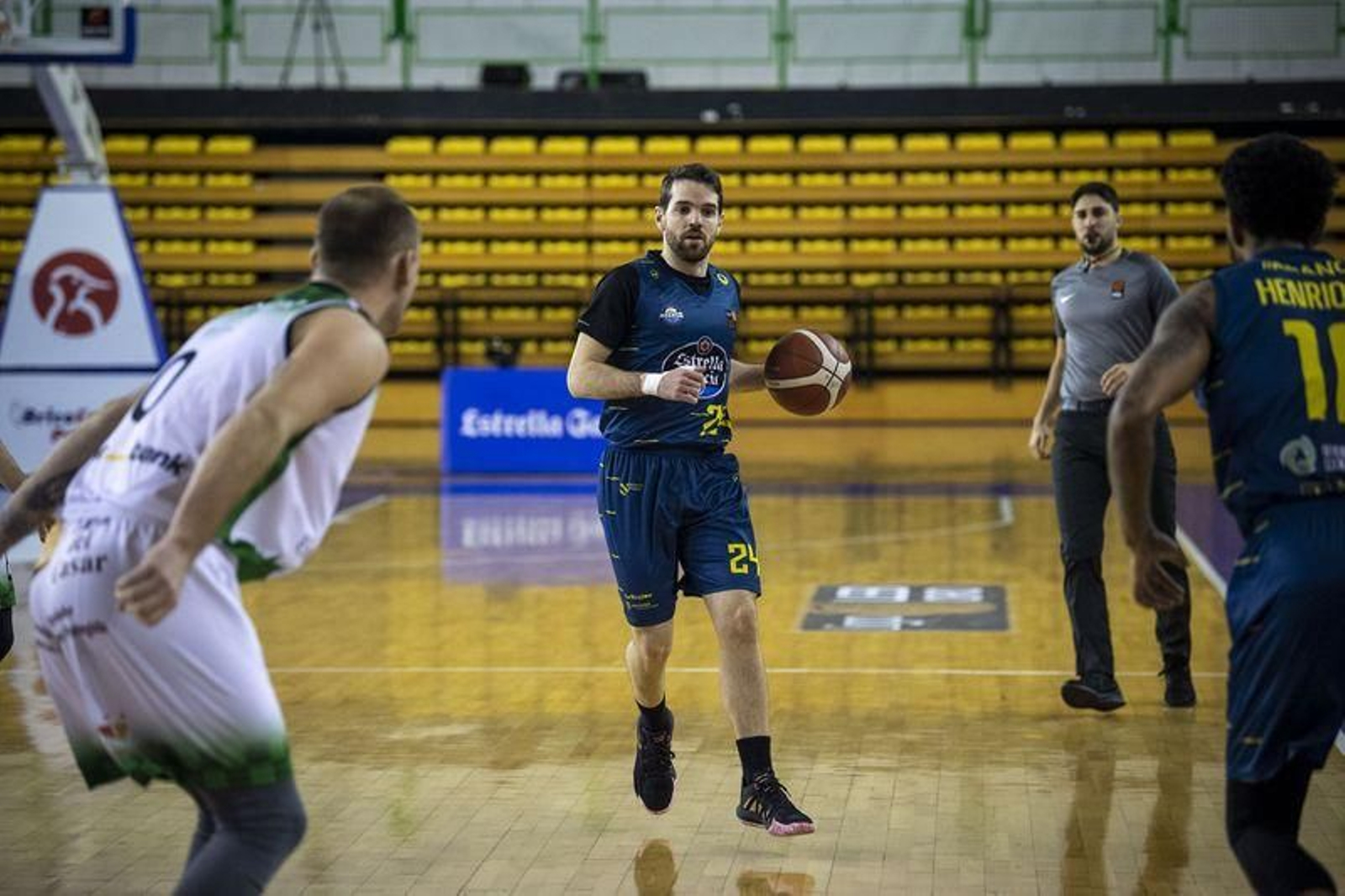 Partido en el Pazo entre el COB y el Cáceres // FOTO: ÓSCAR PINAL