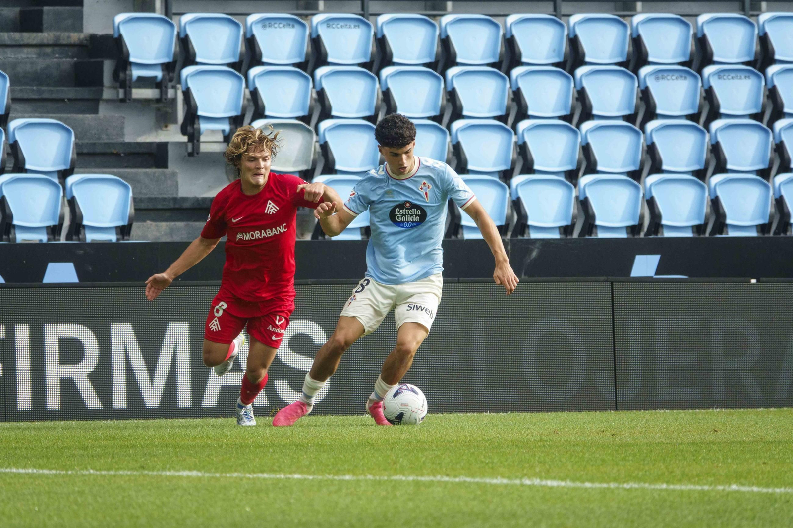 Galería | El Celta Fortuna se estrena como local en Segunda División