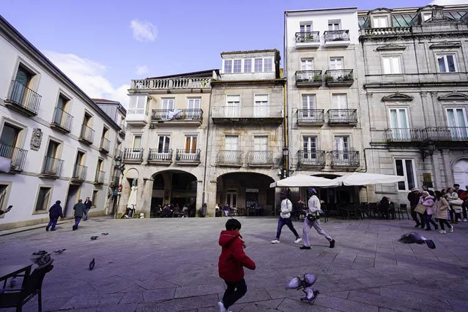 El número 4 de la Plaza de la Constitución (en el centro), que será reformado.