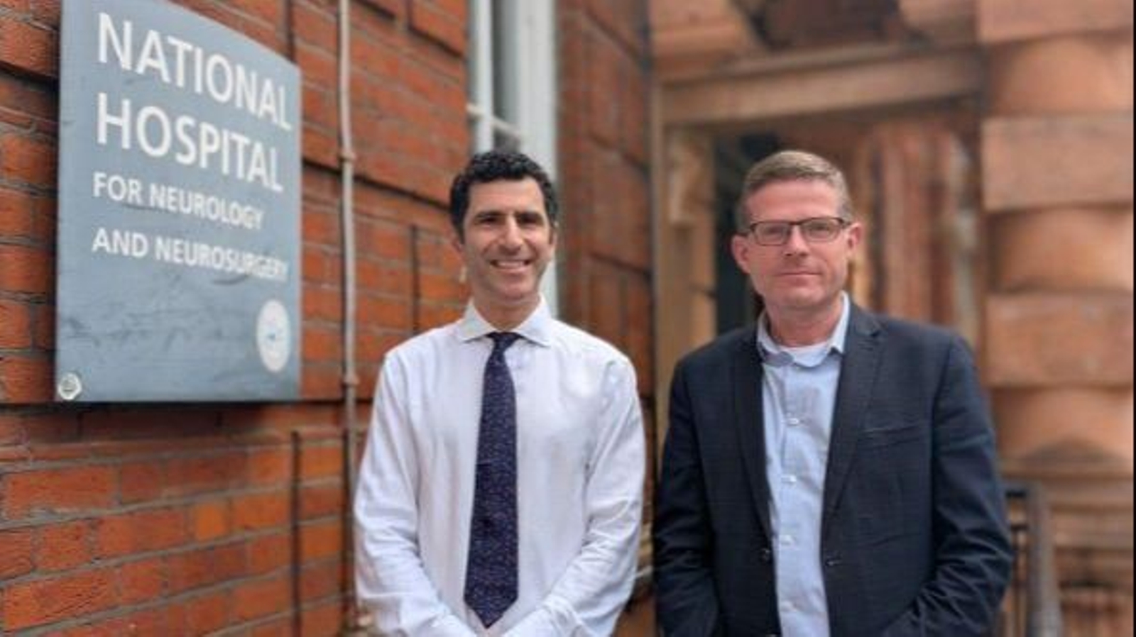 Rhys Hibbert junto al neurocirujano Hani Marcus, fue el primer paciente al que se le extirpó con éxito un tumor cerebral mediante una operación asistida por inteligencia artificial.