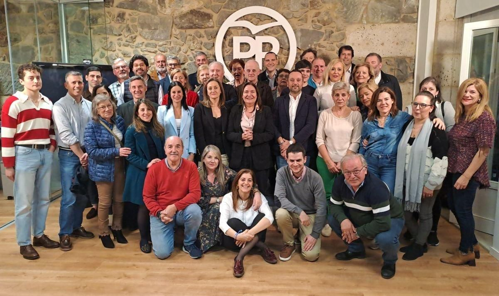 Ana Ortiz, con algunos de los nuevos miembros de la gestora, como Elena Muñoz y Marnotes.