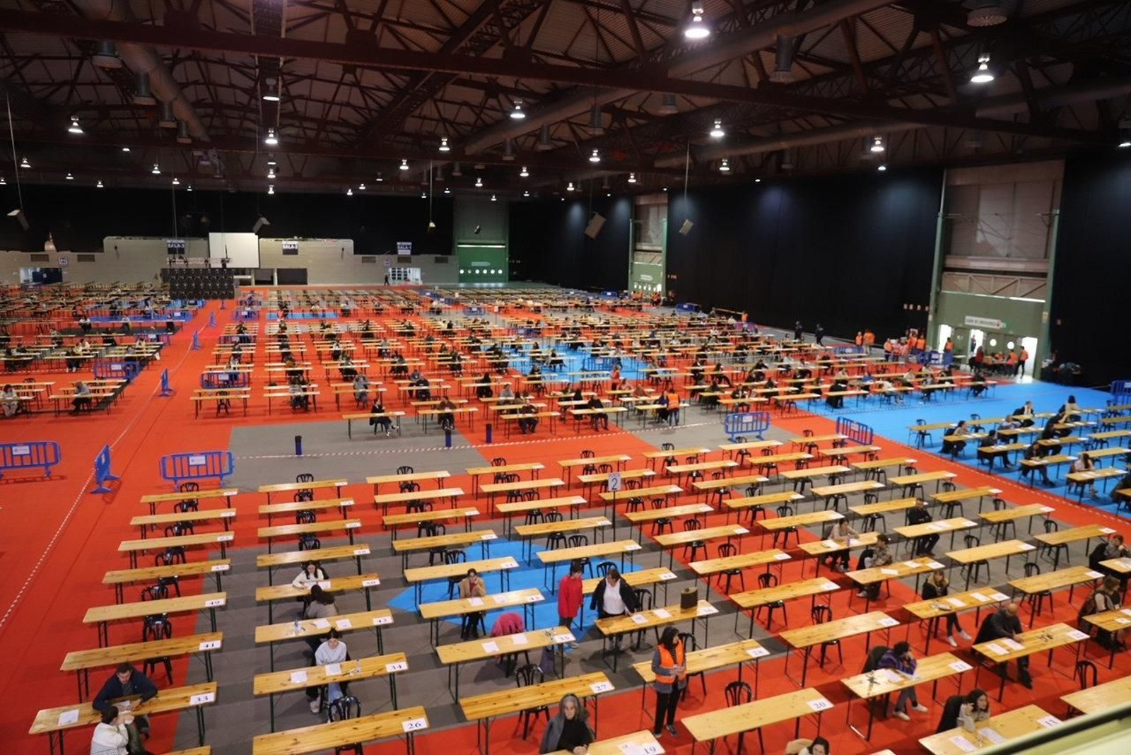 La participación en las oposiciones de facultativos especialistas del área del Sergas alcanzan el 80,3% de participación. // EP