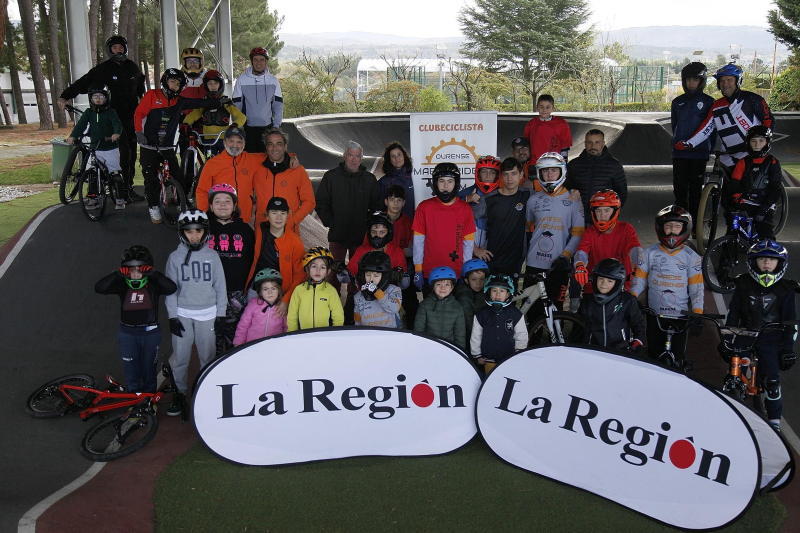Los participantes en la actividad +Deporte de pump track celebrada en el Complexo Deportivo de Monterrei.