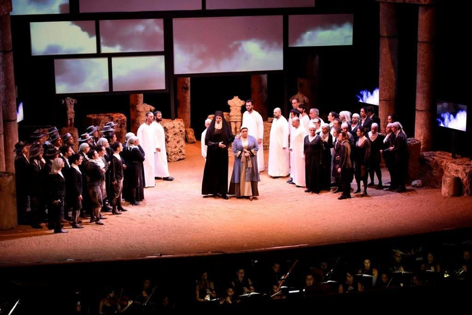 Un momento, ayer, de la ópera “Nabucco”, que introdujo elementos contemporáneos en su puesta en escena.