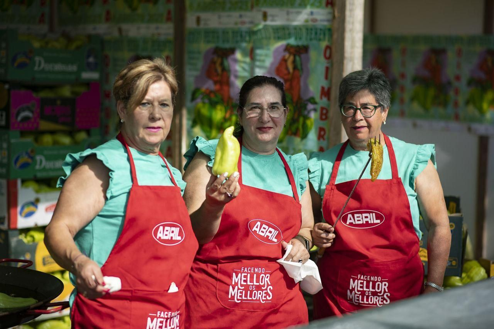 Tina, Mavilda y Sivia posan con un buen ejemplar.