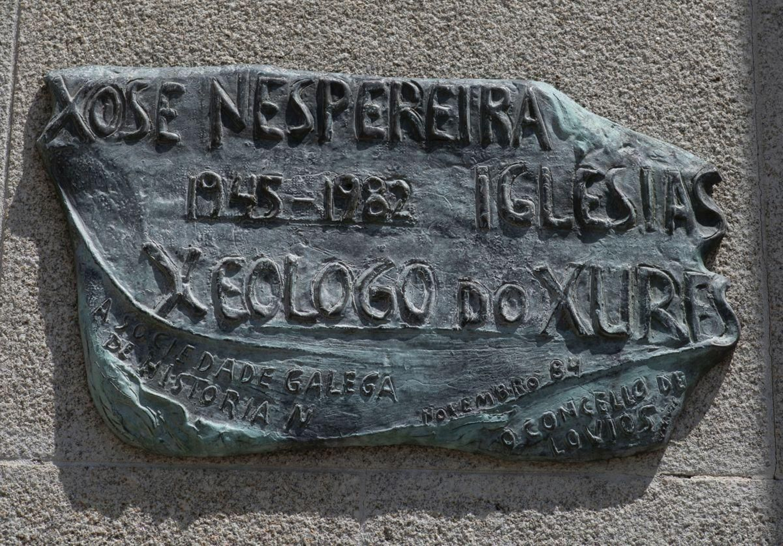Placa  con la que la SGHN recuerda a Nespereira.