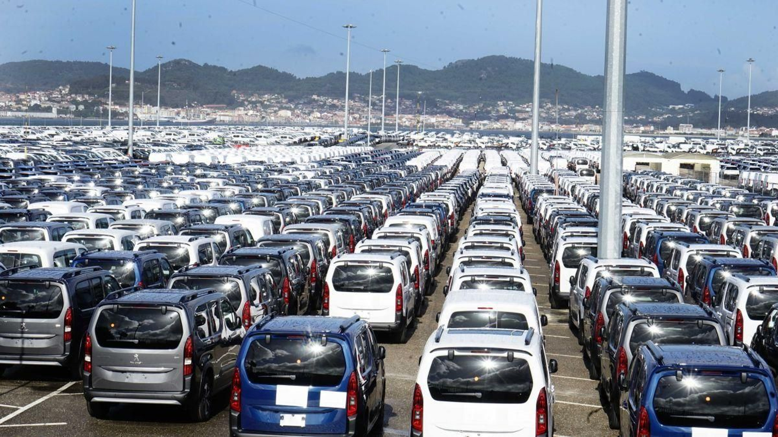 Coches sin embarcar en la terminal de Bouzas.