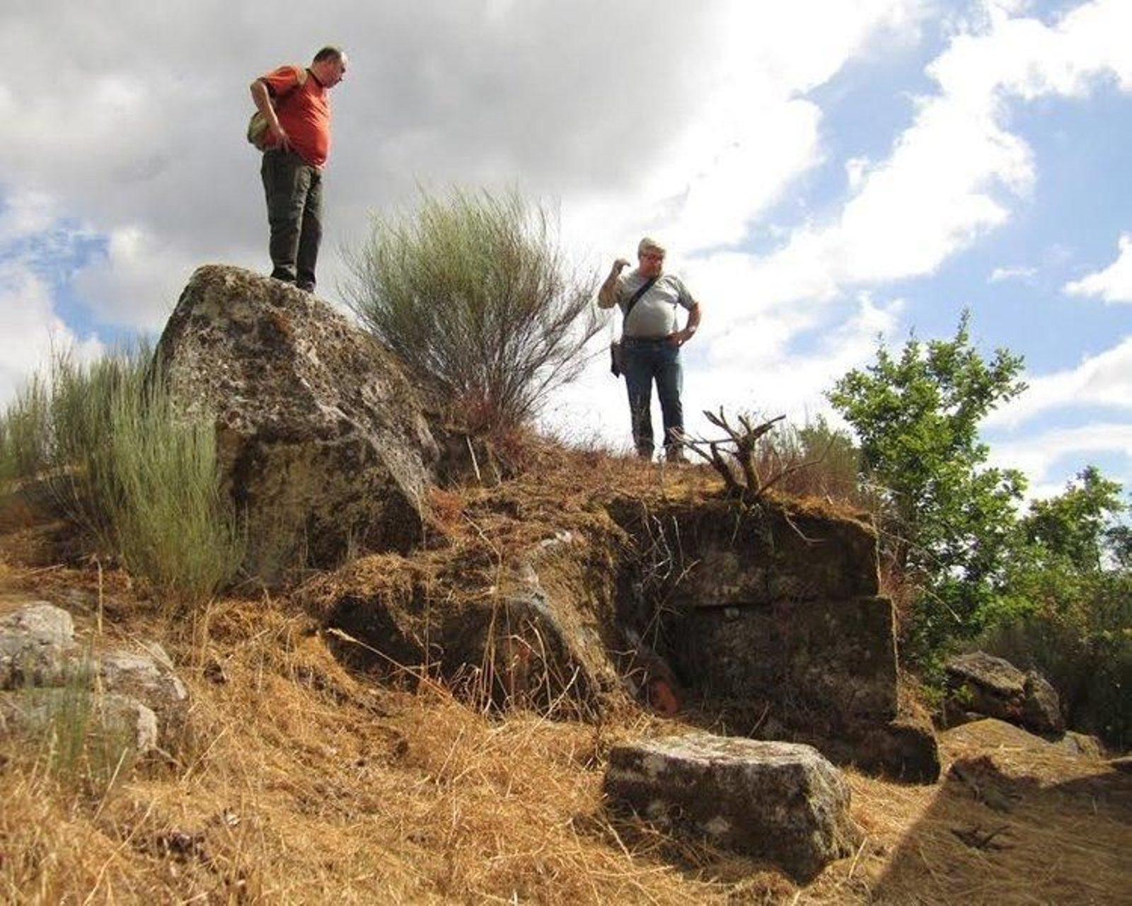 El arqueólogo Jorge Lamas y el historiador José Luis Sobrado, en el entorno de la Torre de Godás.