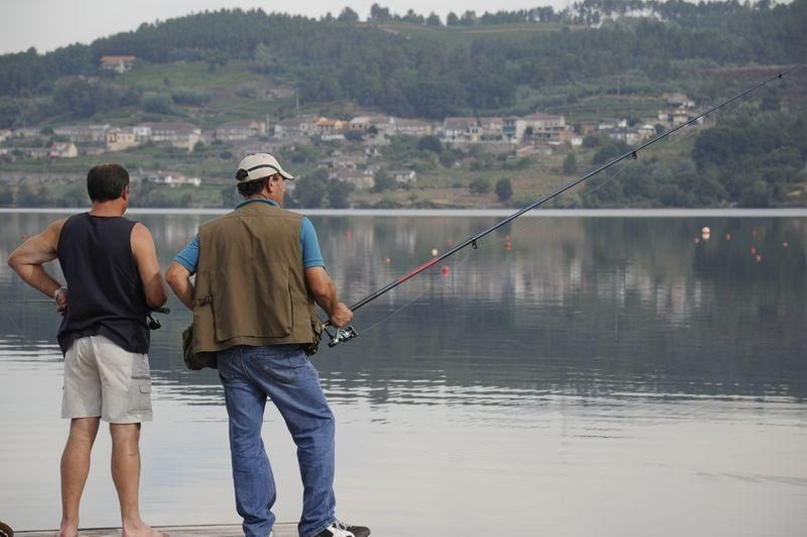 Dos pescadores en una jornada en Castrelo de Miño (ARCHIVO)
