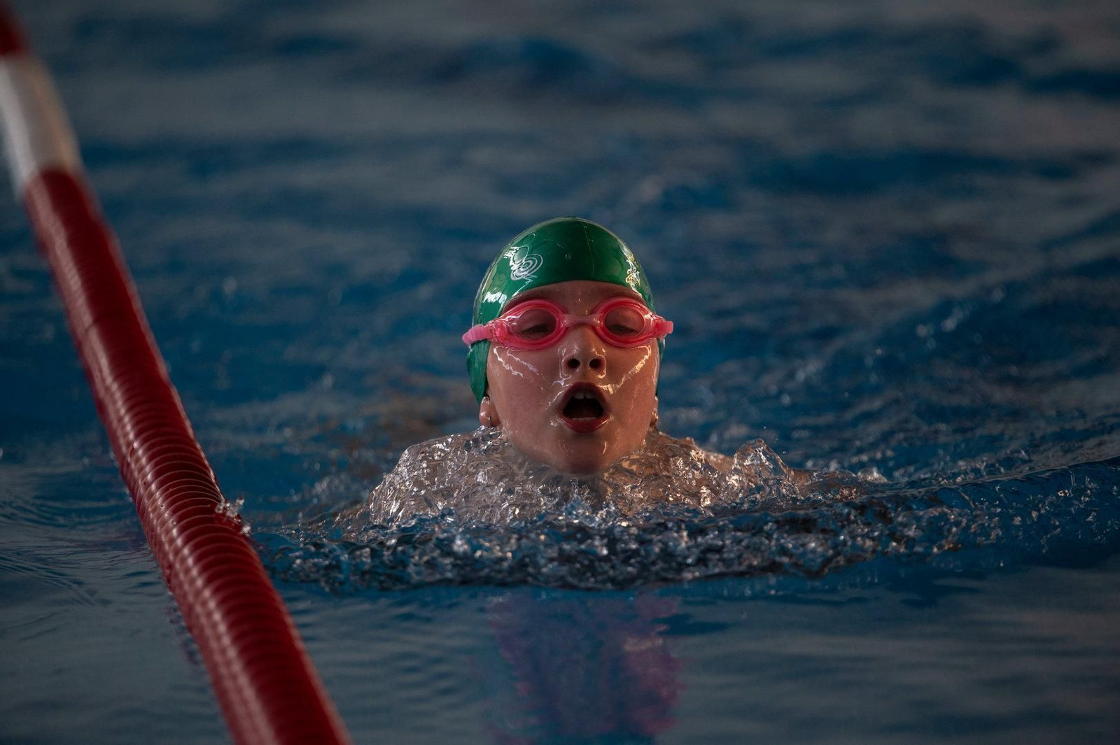 Participante dando todo en el agua.