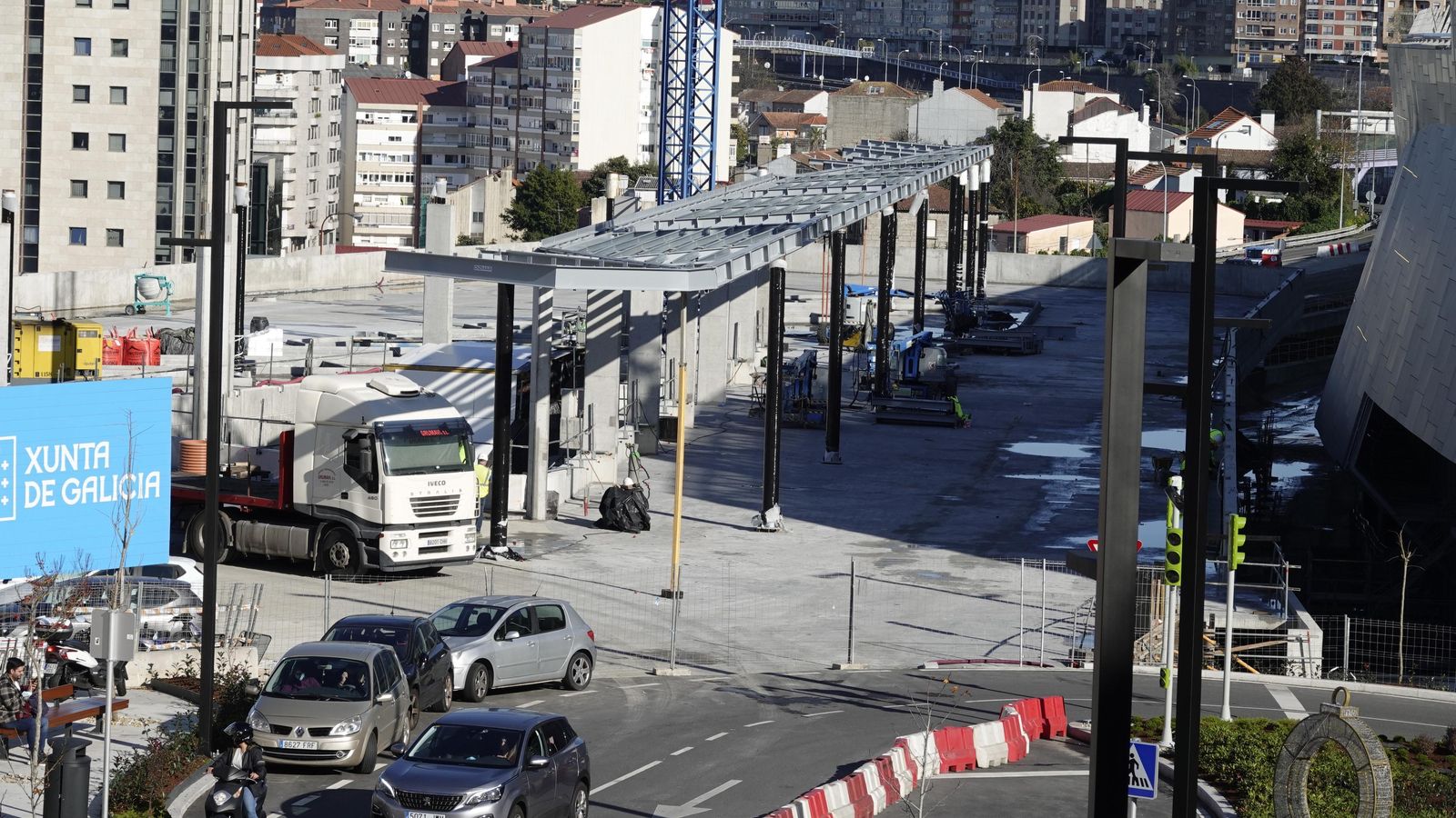 Instalacion de pérgolas y paradas en Estación Intermodal de Vigo. // Vicente Alonso