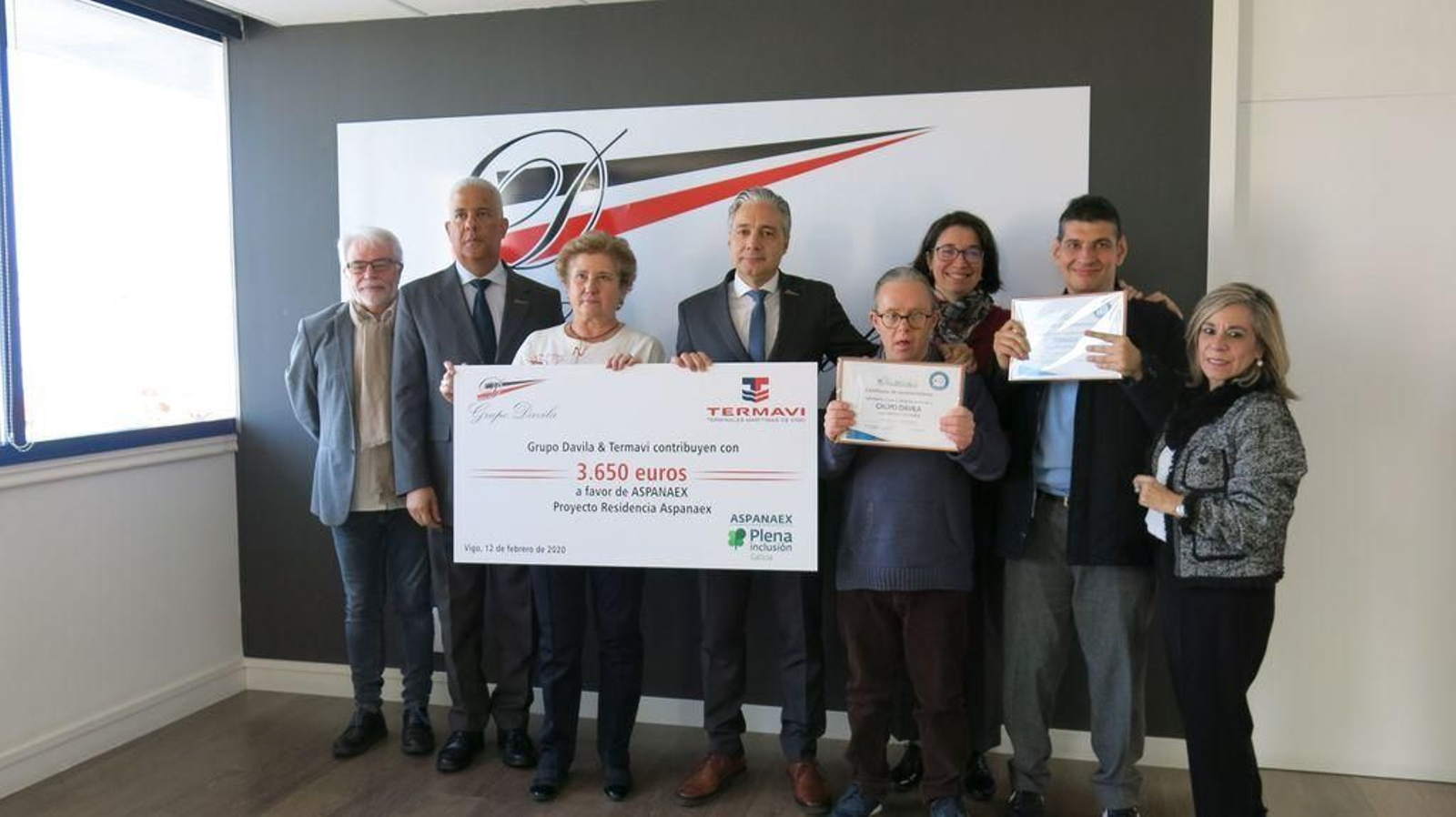 Termavi, del Grupo Davila, con su cheque de apoyo a Aspanaex y su residencia en Coia.