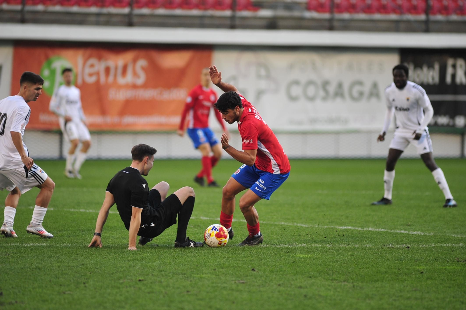 Galería | La UD Ourense gana y disfruta bajo la lluvia en O Couto