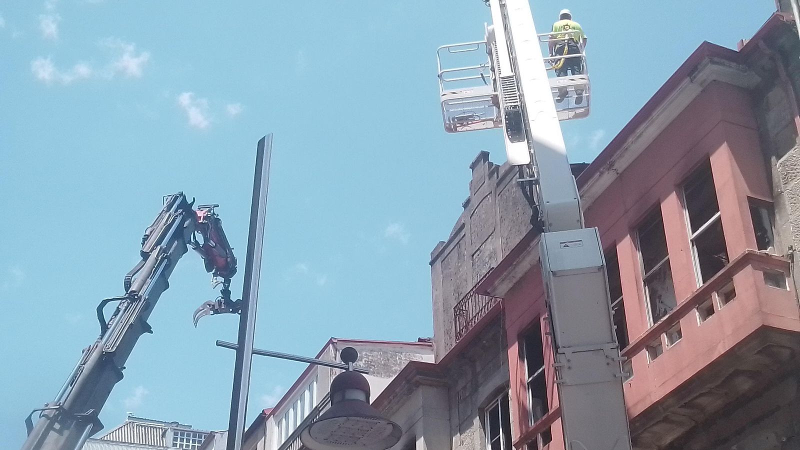 Los bomberos durante los trabajos de supervisión llevados a cabo ayer en la cubierta.